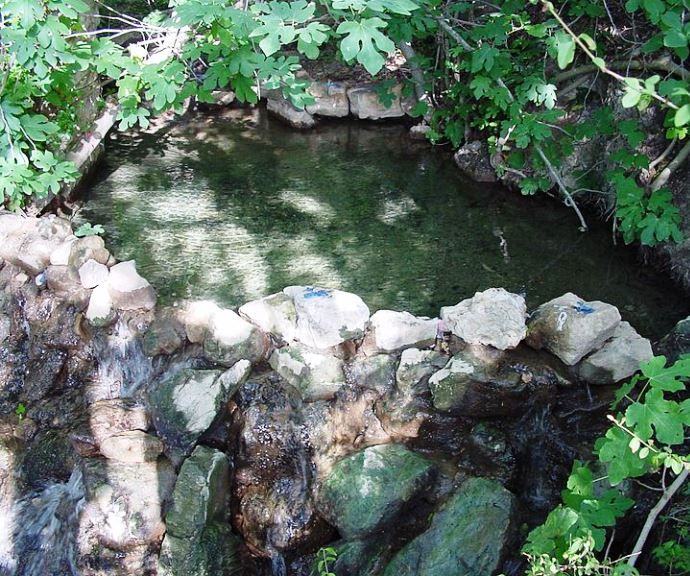 Una vasca con acqua termale 