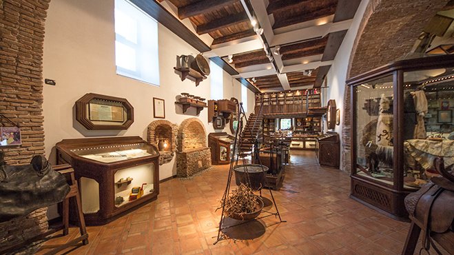 Interno del Museo della Liquirizia Amarelli con teche, macchinari storici e arcate in mattoni