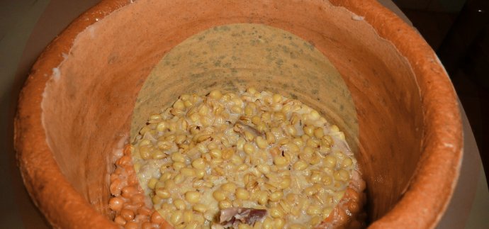 Cuccìa calabrese con grano e carne cotta in pignata di terracotta