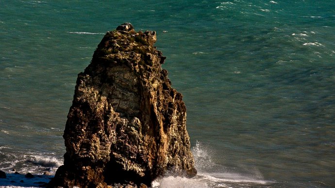 Scoglio della Regina ad Acquappesa, faraglione nel Tirreno con onde 