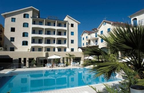Piscina davanti a un hotel.
