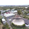 Vista aerea di un complesso residenziale con giardini e aree verdi.