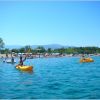 Persone su kayak gialli in mare vicino alla costa.