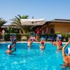 Persone in una piscina che fanno esercizi acquatici.