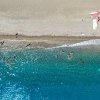 Spiaggia vista dall'alto con bagnanti.