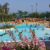 Piscina con ponte di legno e persone che nuotano.