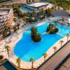 Grande piscina con struttura circondata da palme.