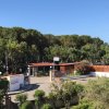 Ingresso di un campeggio circondato da alberi.