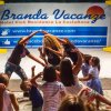 Un gruppo di bambini partecipa a un'attività di animazione su un palco all'aperto.