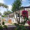 Bungalow in giardino con fiori rosa.
